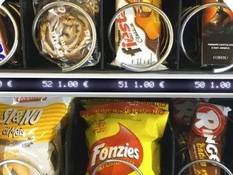 Spiralen mit Snacks und Preisanzeige im Automaten